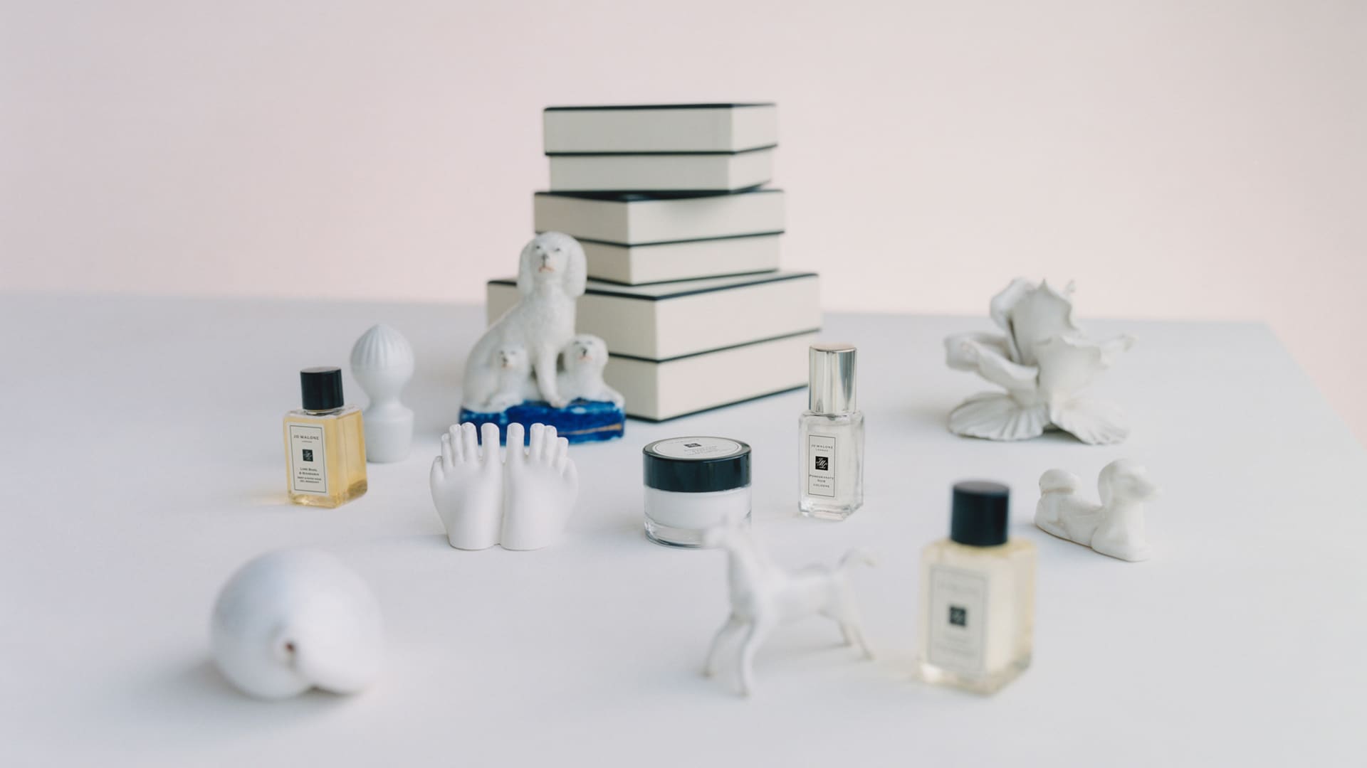 Receive 2 complimentary deluxe miniatures worth 200 AED on all orders over 595 AED 